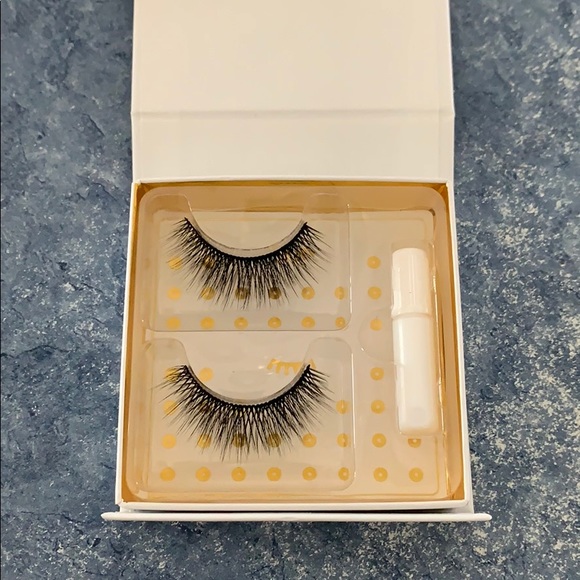 Silk Lashes - Picture 1 of 2